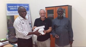 David entrega os livros ao diretor geral da educação inclusiva da Guiné-Bissau